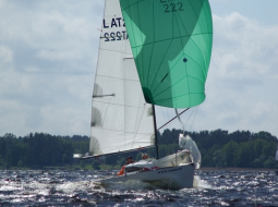 Latvijas jahta &#39;&#39;Micros&#39;&#39; pasaules čempionātā Francijā. Autors: Valdis Ēlerts