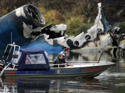 Lidmašīna "Jak-42" ar purngalu iegāzās Volgas upē. Foto: AFP/LETA