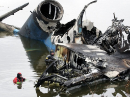 7.septembrī avarējušās lidmašīnas atlūzas upē. Foto: AFP/LETA