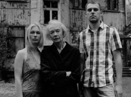 Izrādes "Jasmīns.Pārdaugava" publicitātes foto. Foto autore Inta Ruka