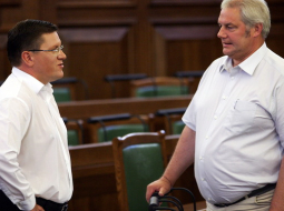 Dzintars Jaundžeikars (L) ar parlamenta kolēģi Mareku Segliņu (K). Autors: Lauris Vīksne, F64