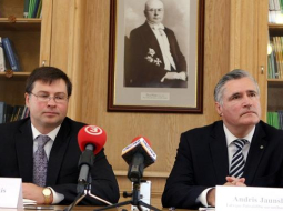 Ministru prezidents Valdis Dombrovskis (no kreisās) un Latvijas Pašvaldību savienības priekšsēdis Andris Jaunsleinis piedalās preses brīfingā pēc Ministru kabineta un Latvijas Pašvaldību savienības vienošanās un domstarpību protokola par 2013. gada valsts budžetu parakstīšanas. Foto: Edijs Pālens, LETA