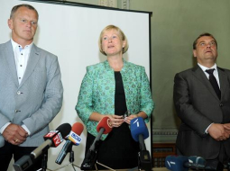 Saeimas deputāts Gaidis Bērziņš (no kreisās), kultūras ministre Žaneta Jaunzeme-Grende un Nacionālās apvienības ģenerālsekretārs Aigars Lūsis preses konferencē pēc kultūras ministres demisijas pieprasījuma. Foto: Evija Trifanova, LETA