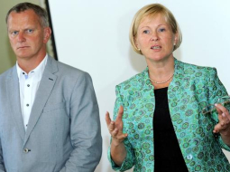 Kultūras ministre Žaneta Jaunzeme-Grende un Nacionālās apvienības pārstāvis Gaidis Bērziņš preses konferencē. Foto: Evija Trifanova, LETA