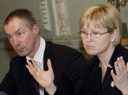 Par projektu atbildīgais Uldis Lielpēters (no kreisās) un kultūras ministre Žaneta Jaunzeme-Grende. Foto: Jānis Saliņš, F64