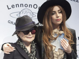Joko Ono un Lady Gaga balvas pasniegšanas ceremonijā. Foto: AFP/LETA