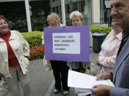 Iedzīvotāju protesti pie Jūrmalas domes mēru maiņas dienā. Autors: Andrejs Teretjevs, F64