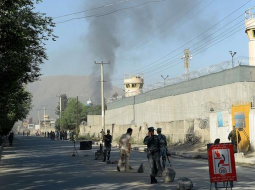 Afgāņu drošības dienests apsargā ceļu prezidenta pili Kabulā. Foto: AFP/LETA