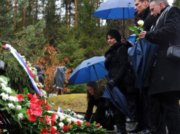 Polijas prezidenta Leha Kačiņska piemiņas vieta katastrofas vietā. Foto: AFP/LETA