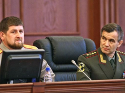 Čečenijas prezidents Ramzans Kadirovs un Krievijas iekšlietu ministrs Rašids Nurgalijevs. Avots: ITAR-TASS/LETA