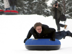 Nils Ušakovs šļūc ar kameru kompleksa Ziemas parks trasē Mežaparkā pērn decembrī. Foto — Edijs Pālens, LETA
