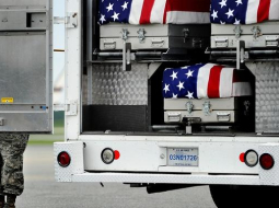 Afganistānā kritušo ASV karavīru mirstīgās atliekas uz dzimteni tiek vestas cinka zārkos. Foto: AFP/LETA