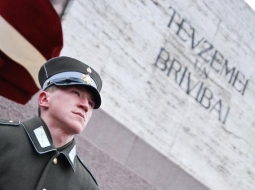 Godasardze pie Brīvības pieminekļa. Foto: Emīls Desjatņikovs, F64