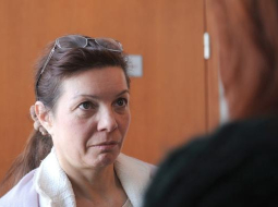 Tatjana Kargina tiesā sarunā ar advokātu. Foto: Evija Trifanova, LETA