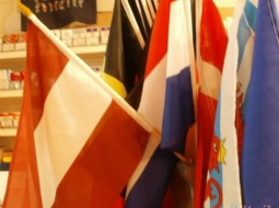 Nepareizais Latvijas karogs suvenīru veikalā Briselē. Foto: Ilze Vainovska, rekurzeme.lv