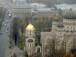 Rīgas Kristus piedzimšanas katedrāle ar 2011.gadā apzeltīto zvanu torņa kupolu. Foto: Evija Trifanova, LETA