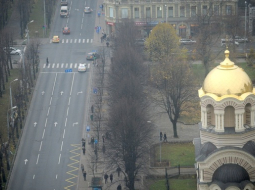 Atjaunotais Katedrāles zvanu torņa kupols mirdz zeltā. Foto: Evija Trifanova, LETA