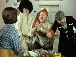 Kadrs no leģendārās režisora Leonīda Gaidaja filmas "Kaukāza gūstekne jeb Šurika jaunie piedzīvojumi". Tā uz ekrāniem iznāca 1967.gadā.