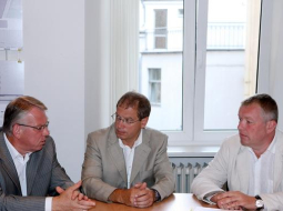 Vēl kopā pie viena apspriežu galda - "Rīgas namu" valdes loceklis Almers Ludviks (no kreisās), Rīgas vicemērs Andris Ameriks un Kārlis Kavacs. Foto: Evija Trifanova, LETA