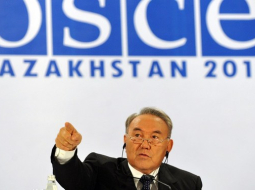 Kazahstānas prezidents Nursultans Nazarbajevs EDSO noslēguma preses konferencē. Foto: AFP/LETA