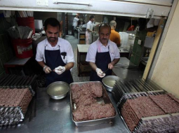 Turku kebabu cepšana. Foto: AFP/LETA