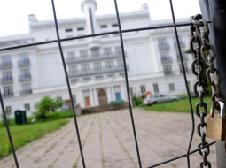 Slēgtie Ķemeru sanatorijas vārti. Foto: Lita Krone, LETA