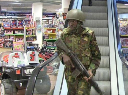Valdības karaspēka kareivis Nairobi lielveikalā. Foto: AFP/LETA