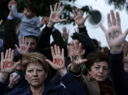 Kipras iedzīvotāji protestē pret valdības iecerēm ar nodokļiem aplikt noguldījumus bankās. Foto: AFP/LETA