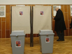 Čehijas līdzšinējais prezidents Vāclavs Klauss dodas balsot. Foto: AFP/LETA