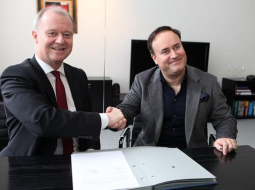 „Südwestrundfunk" direktors un profesors Tomass Kleists (no kreisās) un Karels Marks Šišons līguma parakstīšanas brīdī. Publicitātes foto