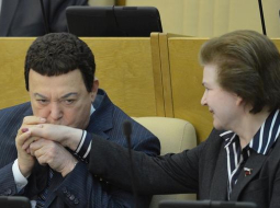 Krievijas Valsts domē pirms balsojuma, kas liedz krievu bērnu adopciju uz ASV - par krievu mafijas kasieri sauktais dziedātājs Josifs Kobzons skūpsta roku bijušajai kosmonautei Valentīnai Tereškovai. Foto: AFP/LETA