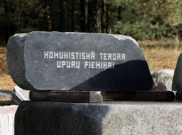 Tēlnieka Paula Jaunzema kaltie akmeņi darbnīcā Vakarbuļļos represēto Latvijas iedzīvotāju piemiņas memoriālam Torņkalnā. Foto: Edijs Pālens, LETA