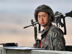 Dienvidkorejas kareivis sardzē. Foto: AFP/LETA