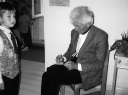 Vēsturiska fotogrāfija - Arnis Koroševskis kopā ar dzejnieku Imantu Ziedoni. Foto no personīgā arhīva