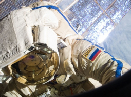 Krievu kosmonauts Visumā. Foto: AFP/LETA