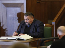 SC deputāts Valērijs Kravcovs paraksta 10.Saeimas deputāta svinīgo solījumu. Foto: Andrejs Strokins, F64