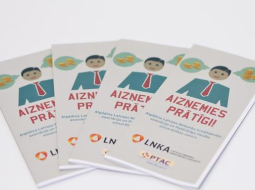 Latvijas Nebanku kredītdevēju asociācijas un Patērētāju tiesību aizsardzības centra rīkotās sociālās kampaņas "Aizņemies prātīgi!" informatīvie bukleti. Foto: Renāte Briede, LETA