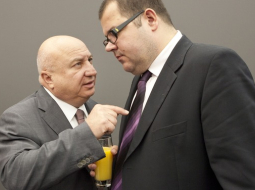 TAV Airport Holding prezidents un valdes priekšsēdētājs Sani Seners un toreiz vēl starptautiskā lidostas "Rīga" valdes priekšsēdētājs Krišjānis Peters. Foto: Andrejs Strokins, F64