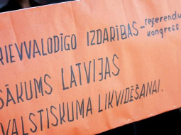 Plakāts politiski represētā Valtera Rudzīša rīkotajā piketā 9.maijā šogad pie Okupācijas muzeja. Foto: Ieva Lūka, LETA