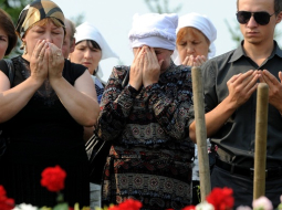 Traģēdijā bojāgājušās Fainas Valiuļinas radinieki un draugi sēru ceremonijā Kazaņā. Foto: AFP/LETA