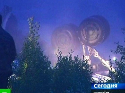 Attēlā: Avarējušās lidmašīnas atlūzas