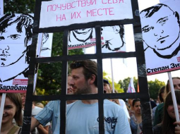 Demonstranti Maskavā augustā rokās tur plakātus ar uzrakstu: "Iedomājies sevi viņu vietā", tādējādi protestājot pret 6.maijā Bolotnajas laukuma protesta akcijā joprojām aizturēto cilvēku turēšanu ieslodzījumā. Foto: ITAR-TASS/LETA