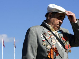 Padomju karaspēka veterāns 9.maijā pie Uzvaras pieminekļa. Foto: Ieva Čīka, LETA