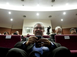 Nobela prēmijas laureāts ekonomikā Pols Krugmans var tikai pasmieties par Latvijas pīļu dīķi. Foto: EPA/LETA