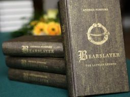 Andreja Pumpura eposa "Lāčplēsis" akadēmiskais izdevums angļu valodā.