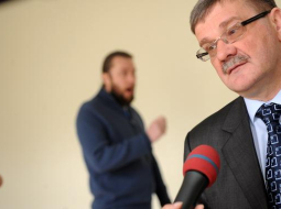 Jānis Lāčplēsis sniedz interviju. Foto: LETA
