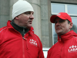 Arodbiedrības "LABA" priekšsēdētājs Raimonds Gailis (no labās) un arodbiedrības valdes priekšsēdētāja vietnieks Vladislavs Bartaševičs piedalās arodbiedrības "LABA" rīkotajā protesta akcijā par PVN likmes samazināšanu siltumapgādei. Foto: Edijs Pālens, LETA