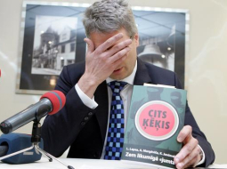 Lato Lapsa pirms diviem gadiem preses konferencē informē par grāmatas izdošanu. Foto: Ieva Čīka, LETA