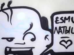 Grafiti uz kāda nama sienas Rīgā. Foto: Evija Trifanova, LETA