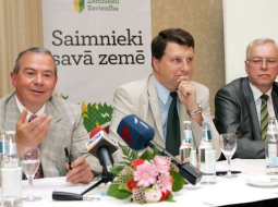 ZZS līderi: Aivars Lembergs (no kreisās), Raimonds Vējonis un Augusts Brigmanis. Foto: Kaspars Krafts, F64